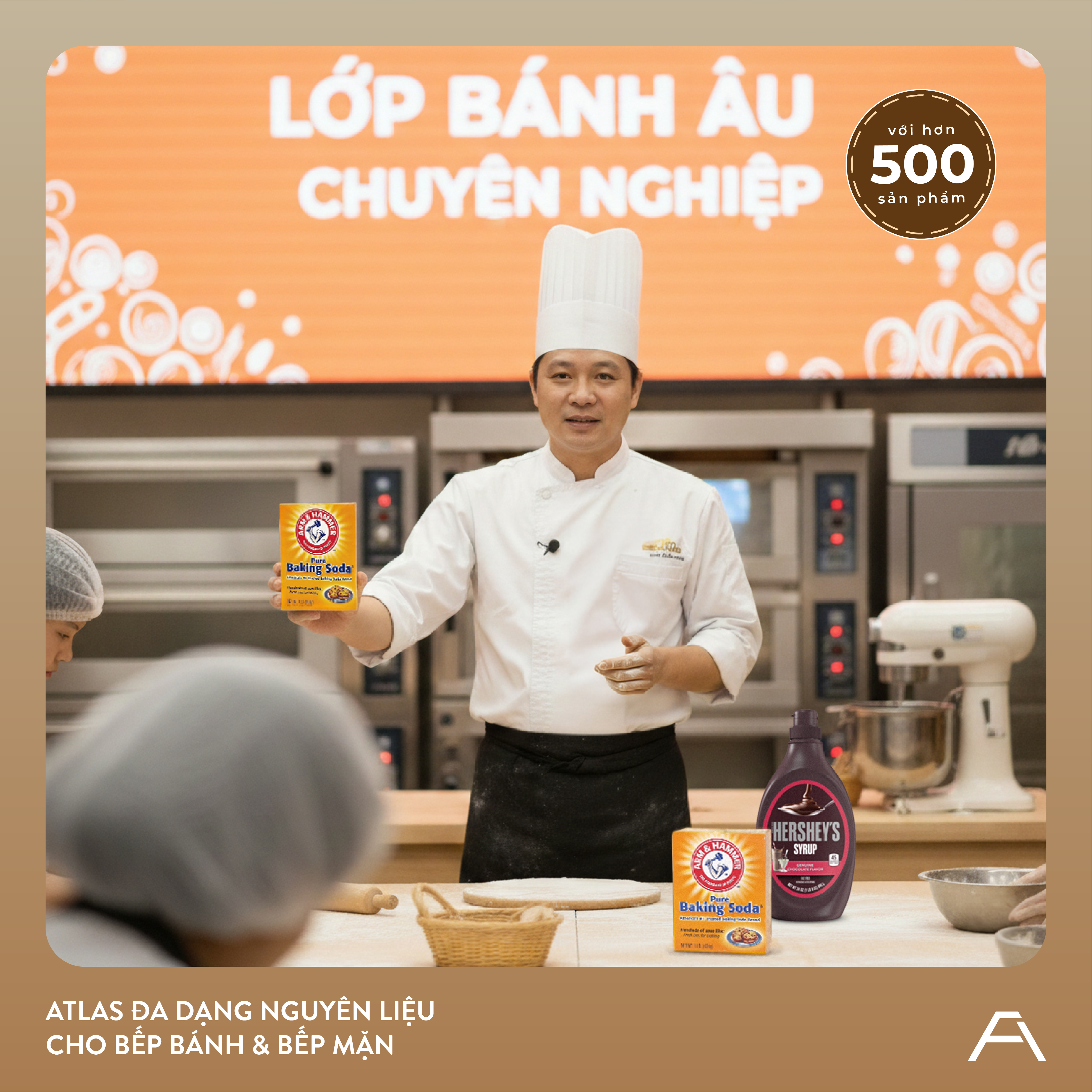Giảng viên dạy làm bánh Âu với nguyên liệu Atlas FineFood nhập khẩu.